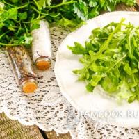 Salad dengan tomat yang dijemur sesuai resep Yulia Vysotskaya Salad roket dengan tomat yang dijemur