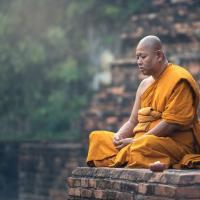 Turli Buddist an'analarida Sangha Sangha ma'nosi Pastga o'q yuqoriga
