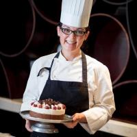 Торта с шоколадови капки: рецепта как красиво да залеете шоколада върху десерта, така че да капе, снимка