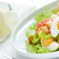 Salad dengan udang goreng: resep Salad dengan udang dan bawang goreng